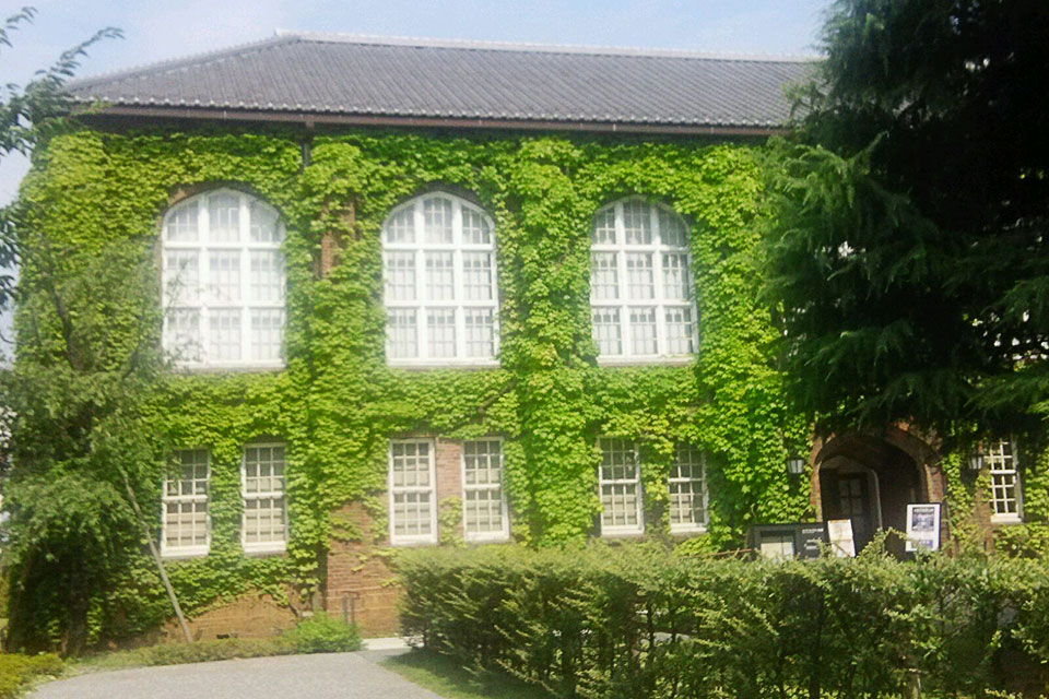 暑い立教大学のキャンパス光景