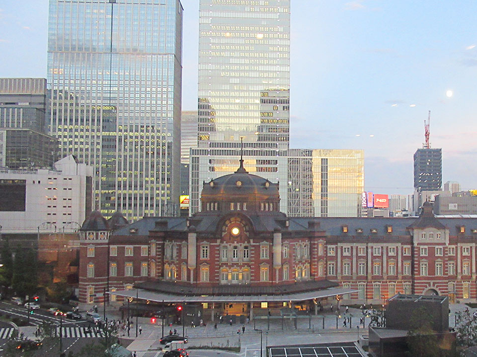 店の席から見える東京駅の夜景（満月も見えました）パーティ開催前の夕刻に石川が撮影