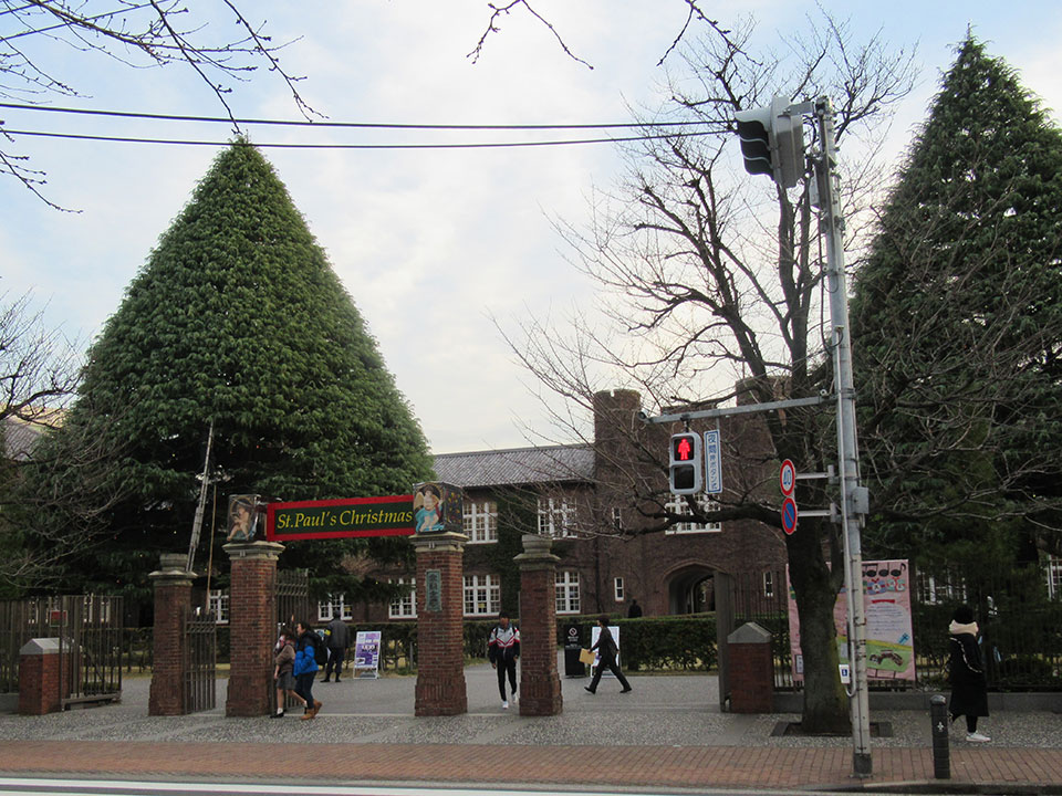 昼間の立教大学のキャンパス光景